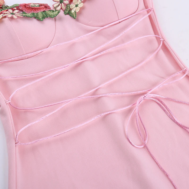 שמלת מיני בעיטור רקמת וכתפיות פרחים בעיטור חוט קשירה סאטן - ליליה