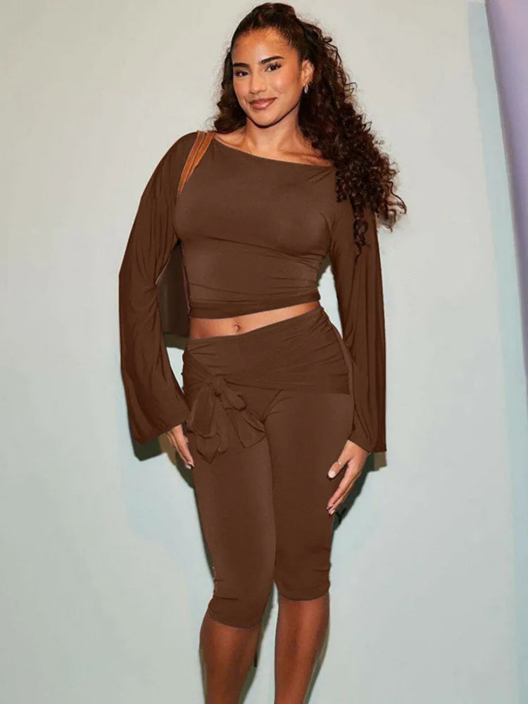 חליפת שני חלקים טייץ שלושת רבעי בעיצוב קשירה וחולצת שרוולי פעמון - קנדי