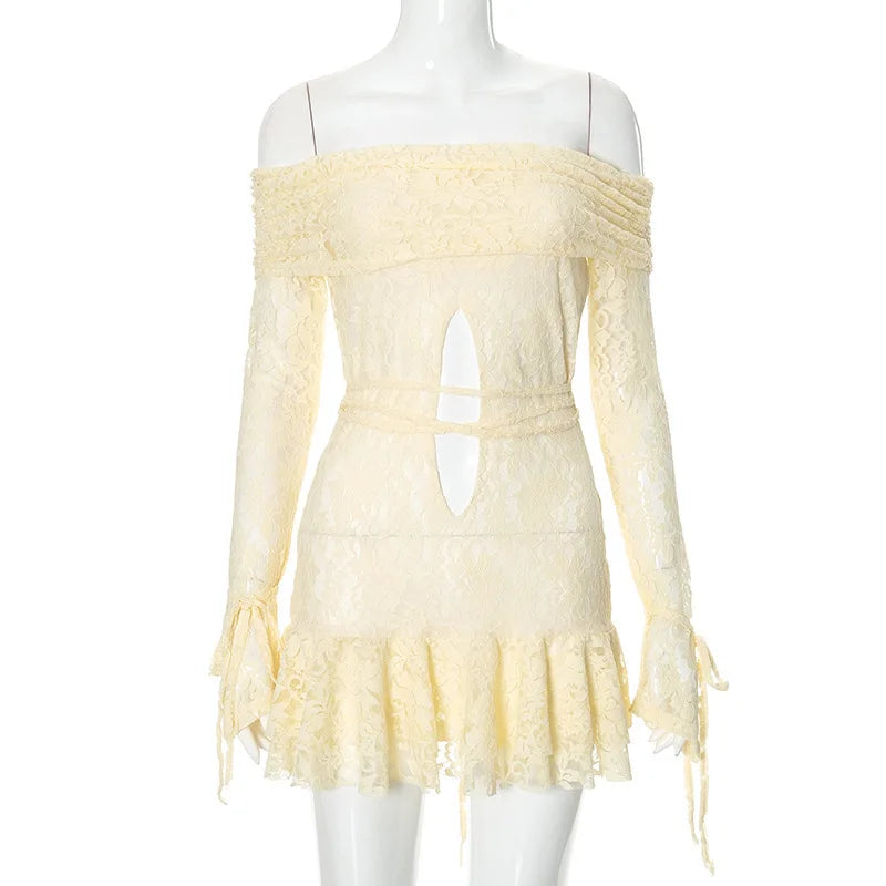 שמלת מיני תחרה כתפיים חשופות בעיטור חוטי קשירה במותן ובידיים - Aviana