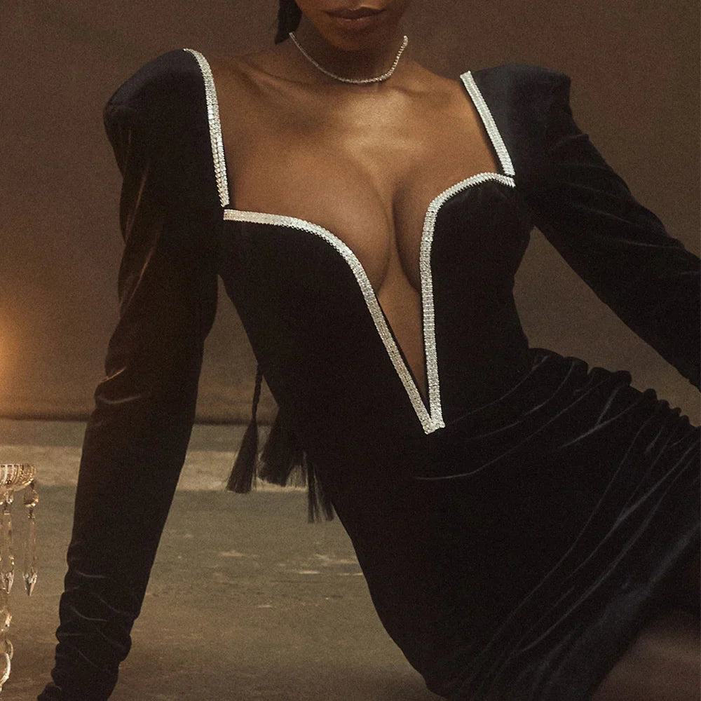 שמלת מיני קטיפה מחשוף V  עמוק בעיטור יהלומים - SANA