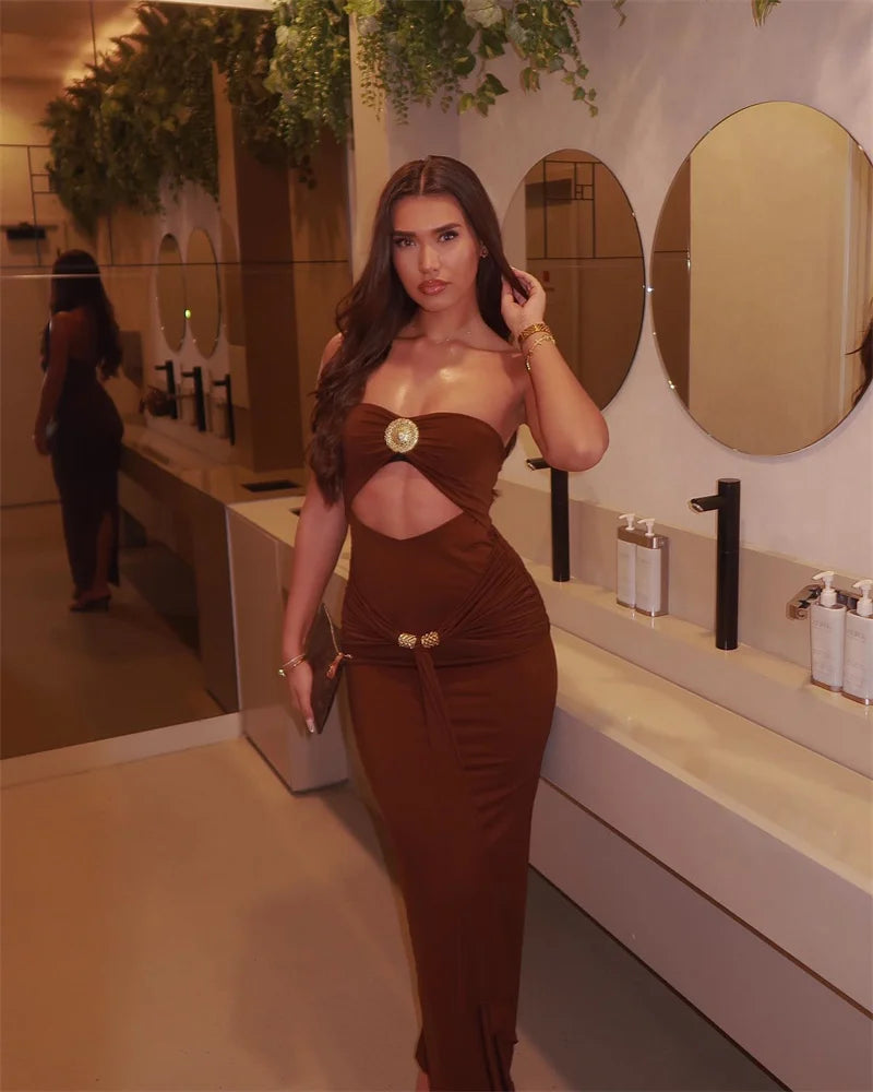 שמלת מקסי סטרפלס בעיצוב פתח ושובל בעיטור אבזמים - טאליה