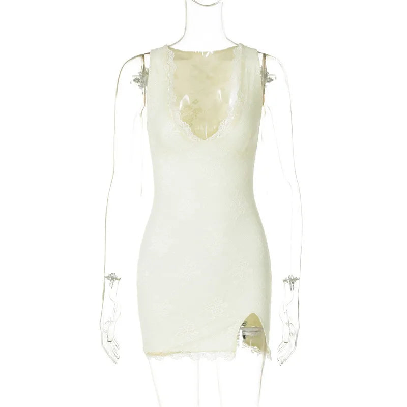 שמלת מיני צמודה בעיטור תחרה איורי רקמת פרחים ושסע קטן - ניל