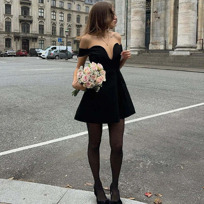 שמלת מיני בגזרת A כתפיים חשופות מחשוף V - AMOR