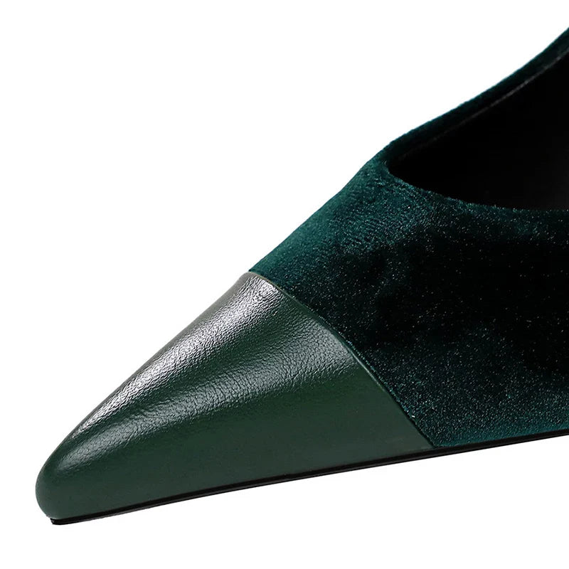 נעלי עקב שפיץ בעיטור אבזם בד קטיפה בשילוב דמוי עור - MABEL