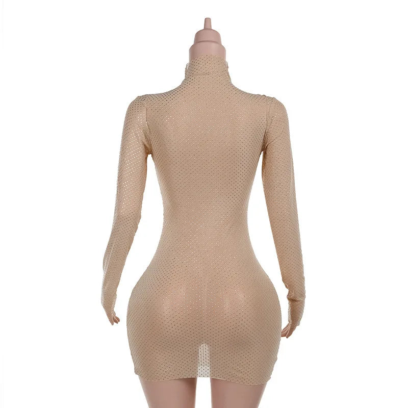 שמלת מיני צמודה בעיטור זרקונים מנצנצים בגזרת גולף - קארדי