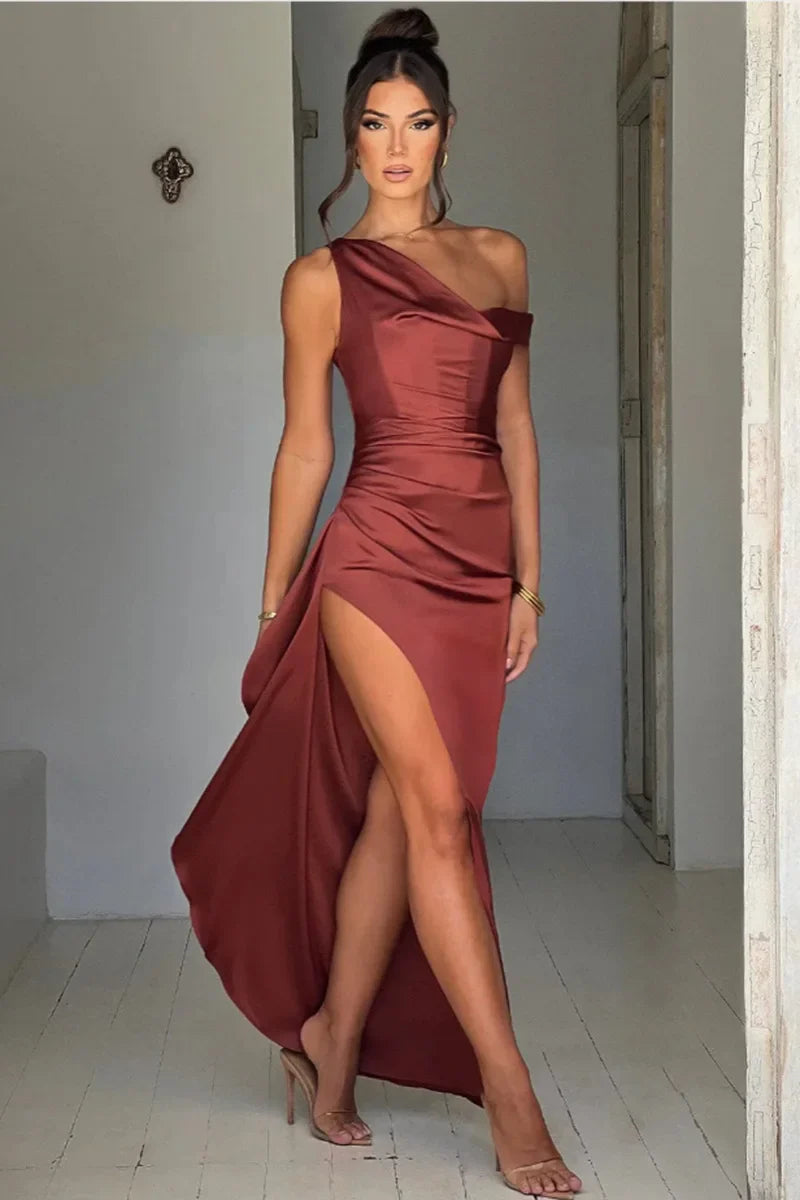 שמלת מקסי סאטן בעיצוב שסע וכתף חשופה - אמיליאנה