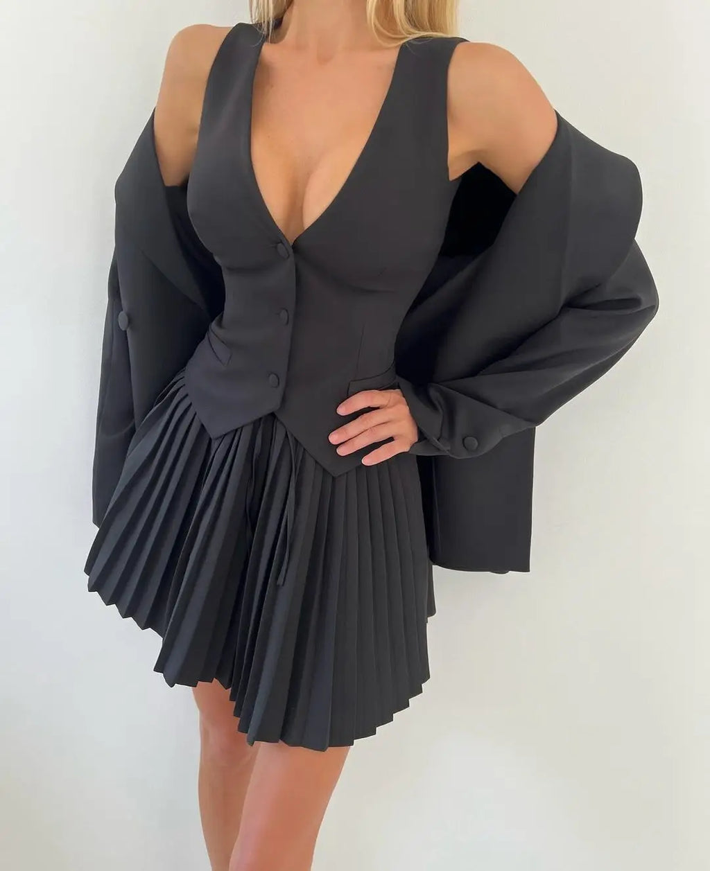 סט שני חלקים מחויט חצאית מיני קיפולים ווסט כפתורים - Jacqueline