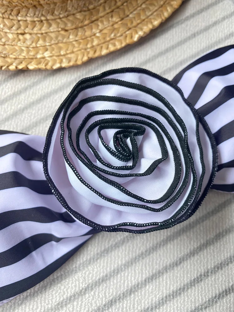 בגד ים ביקיני חזיית סטרפלס בעיטור אפליקציות פרחים - פלורה