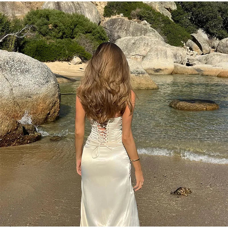 שמלת מקסי סטרפלס סאטן בעיצוב שסע וקשירה בגב להצמדה במותן בעיטור תחרה - מלאכי