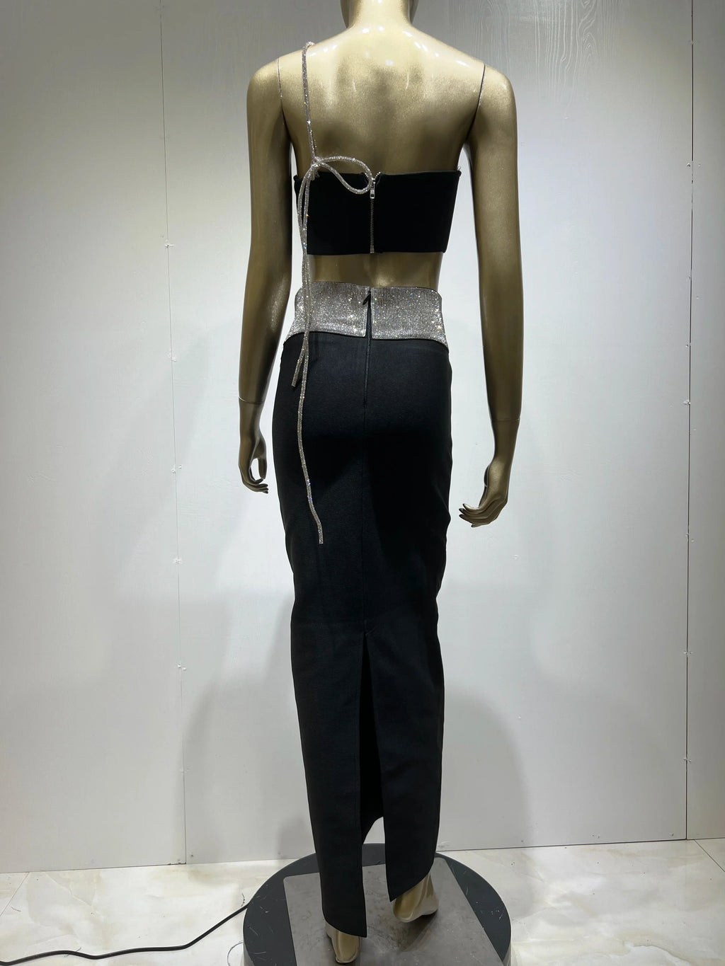 סט שני חלקים בעיטור זרקונים חצאית מקסי וטופ סטרפלס - LUAN