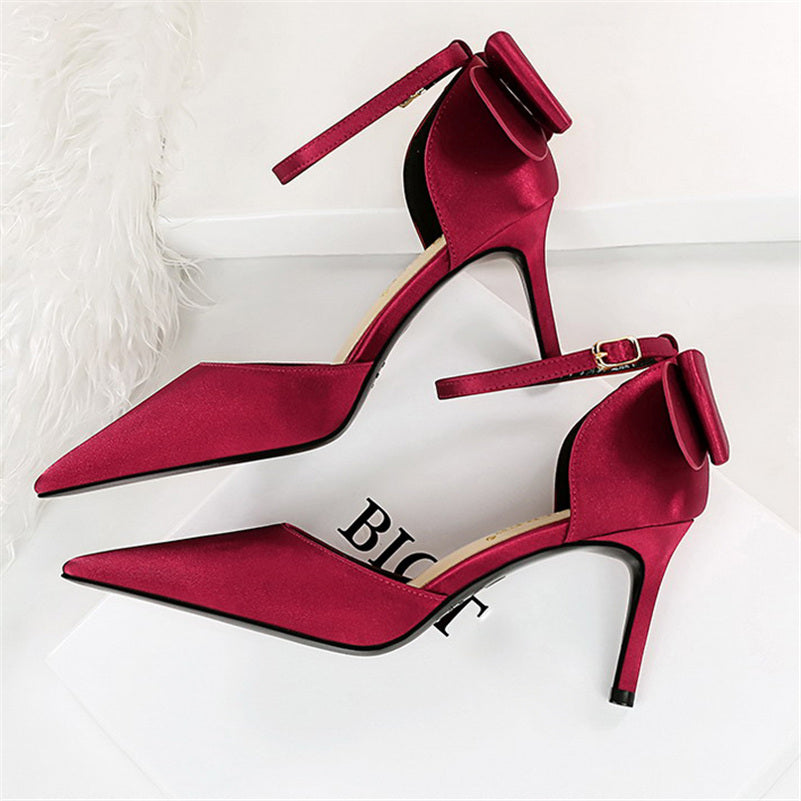 נעלי עקב שפיץ בד משי בעיטור פפיון - BIANCA