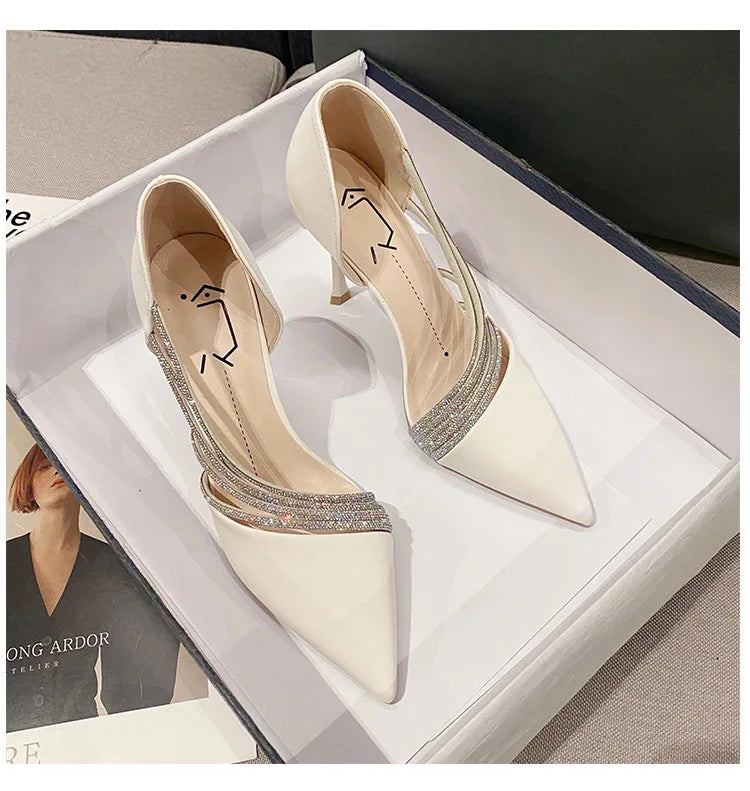 נעלי עקב שפיץ בד זמש בעיצוב זרקונים מנצנצים - ALIOR