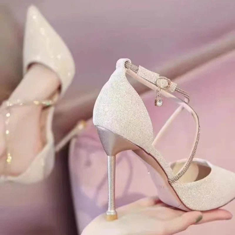 נעלי עקב שפיץ נצנצים בעיצוב אבזם קרוס - LILIS