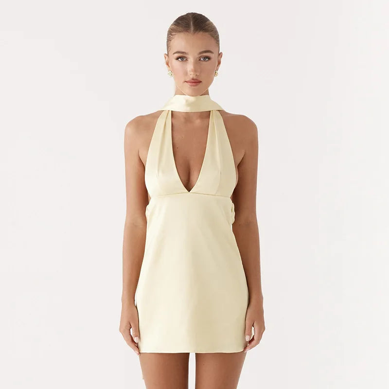 שמלת מיני סאטן מחשוף V בעיטור צעיף תואם - קרינה