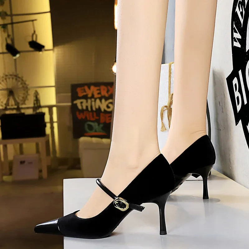 נעלי עקב שפיץ בעיטור אבזם בד קטיפה בשילוב דמוי עור - MABEL