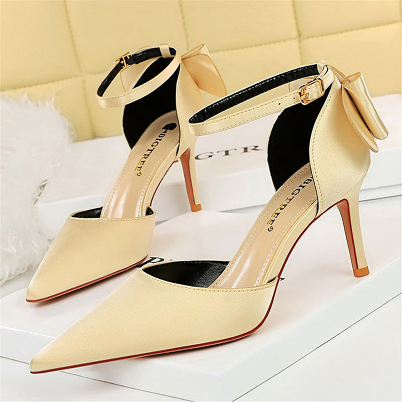 נעלי עקב שפיץ בד משי בעיטור פפיון - BIANCA