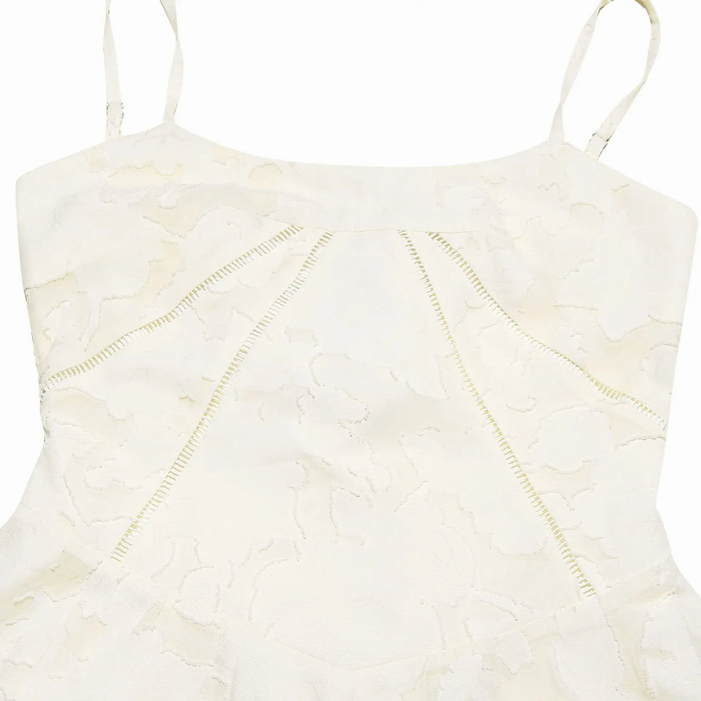 שמלת מיני שיפון בגזרת A בעיטור רקמת איורי פרחים בעיצוב קשירה בגב להצמדה במותן - Allyson