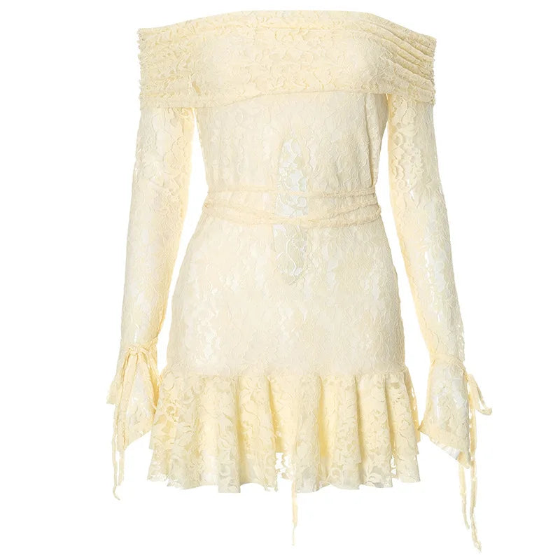 שמלת מיני תחרה כתפיים חשופות בעיטור חוטי קשירה במותן ובידיים - Aviana