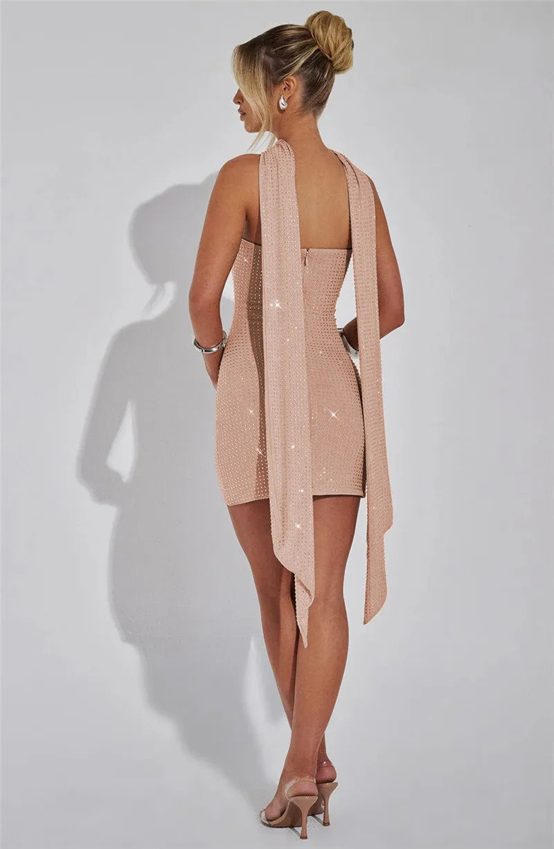 שמלת מיני סטרפלס בעיצוב זרקונים מנצנצים בעיטור צעיף תואם - קאטליה