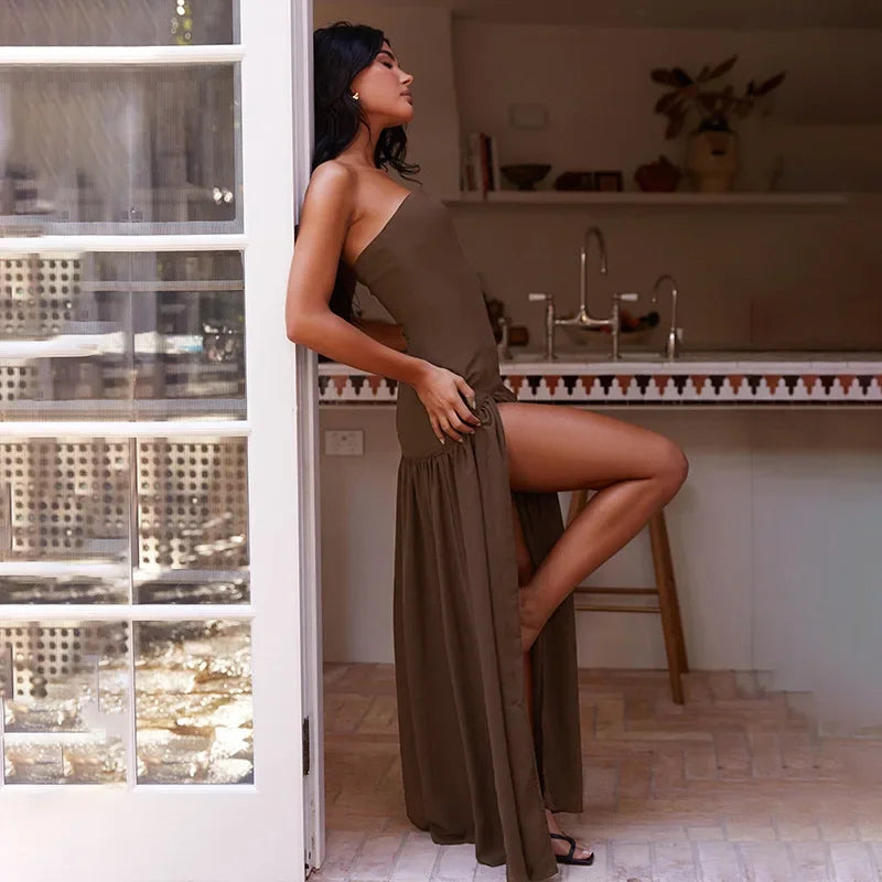 שמלת מקסי סטרפלס בעיצוב שיפון בעיטור שסע - פיה