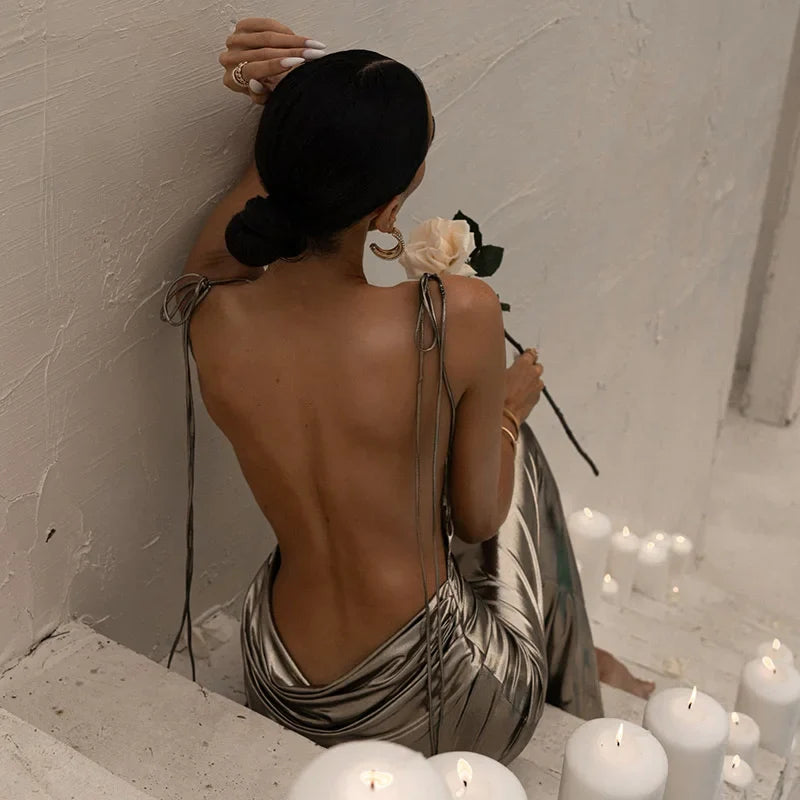 שמלת מקסי בגוון ברונזה מטאלי בעיצוב קשירה בכתפיות גב פתוח - ננסי