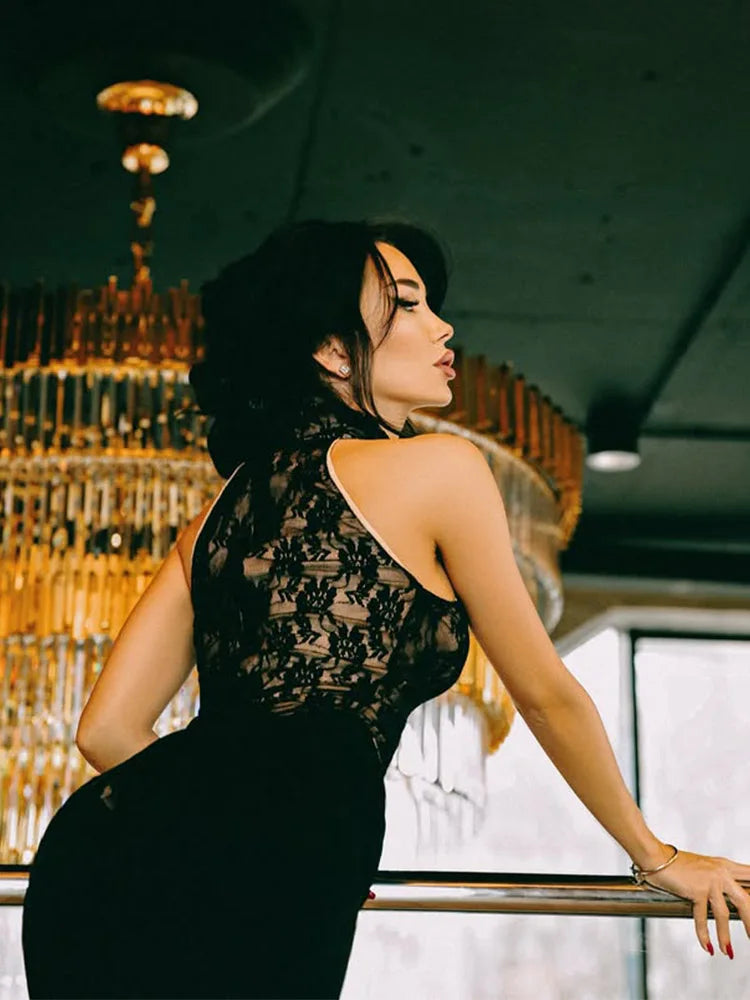 שמלת מקסי גולף בעיטור תחרה בעיצוב שסע עמוק - Calliope