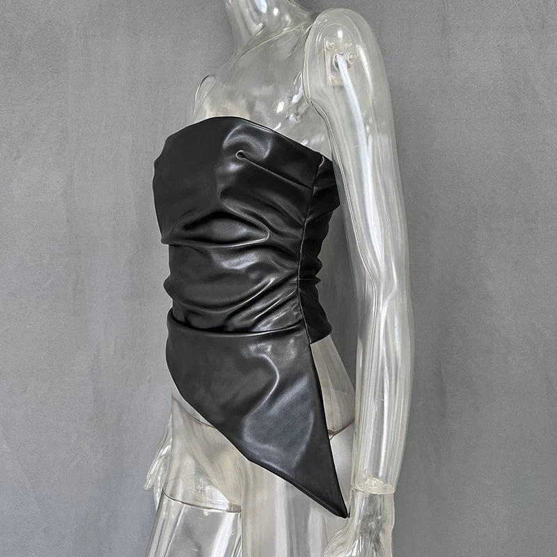 טופ סטרפלס דמוי עור בעיצוב אסימטרי - Jennifer