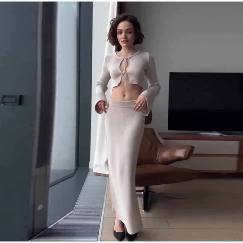 סט שני חלקים סרוג חצאית מקסי וחולצת קשירות - ימית