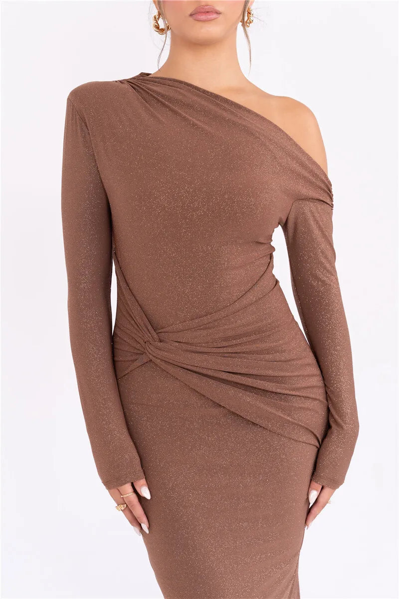 שמלת מקסי נצנצים בעיצוב כיווצים וכתף חשופה - ג'ולייט