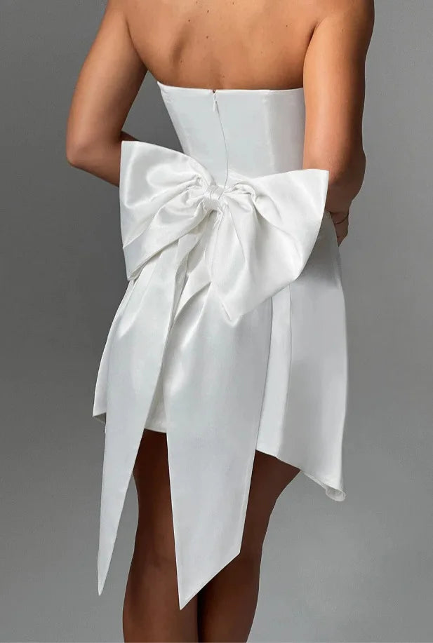 שמלת מיני סטרפלס סאטן בגזרת A בעיטור פפיון בעיצוב אסימטרי - Roselyn