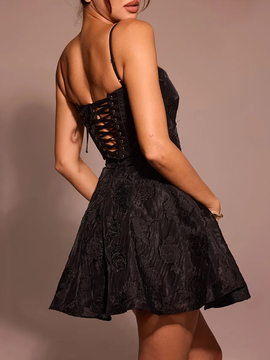 שמלת מיני שיפון בגזרת A בעיטור רקמת איורי פרחים בעיצוב קשירה בגב להצמדה במותן - Allyson