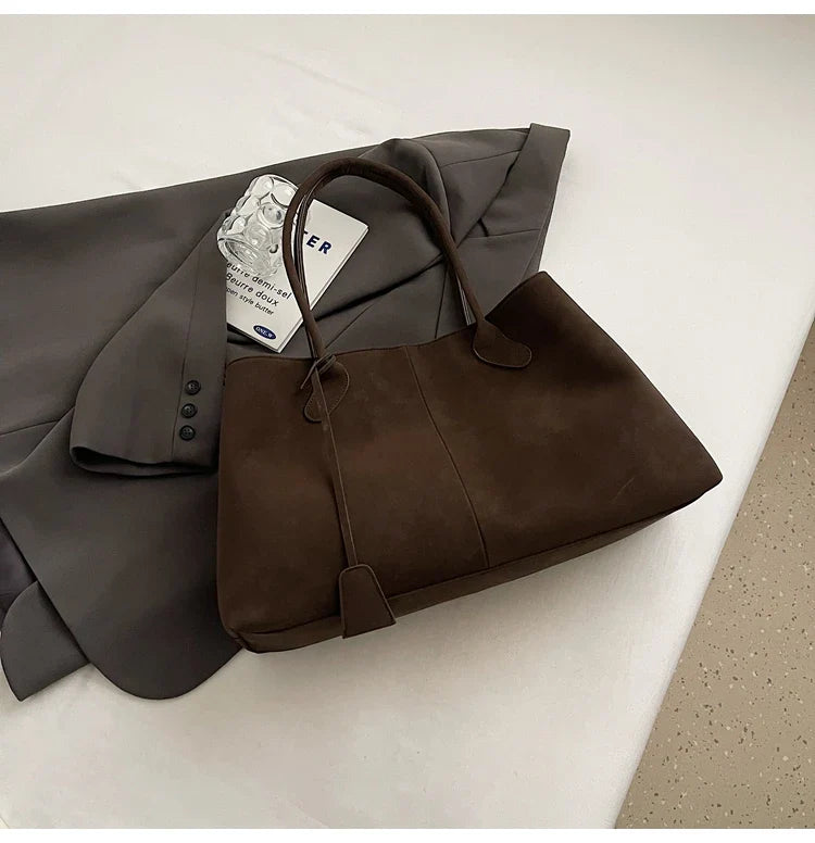 Suede bag with classic design