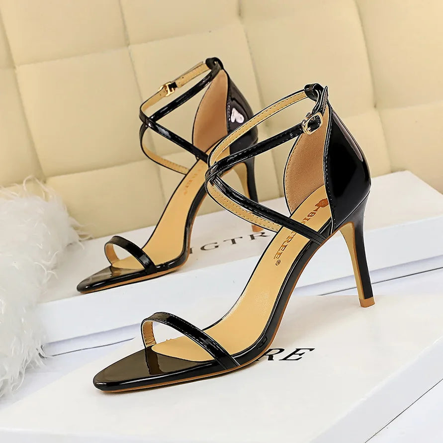 סנדלי עקב מבריקות בעיצוב רצועות קרוס - MAX