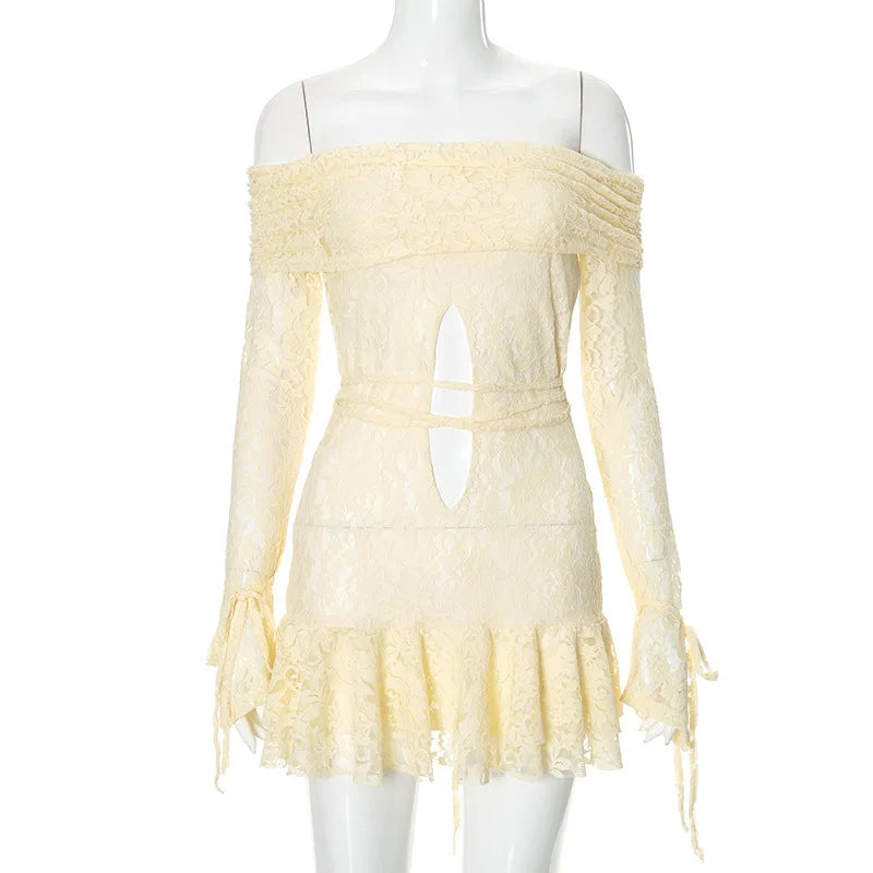 שמלת מיני תחרה כתפיים חשופות בעיטור חוטי קשירה במותן ובידיים - Aviana