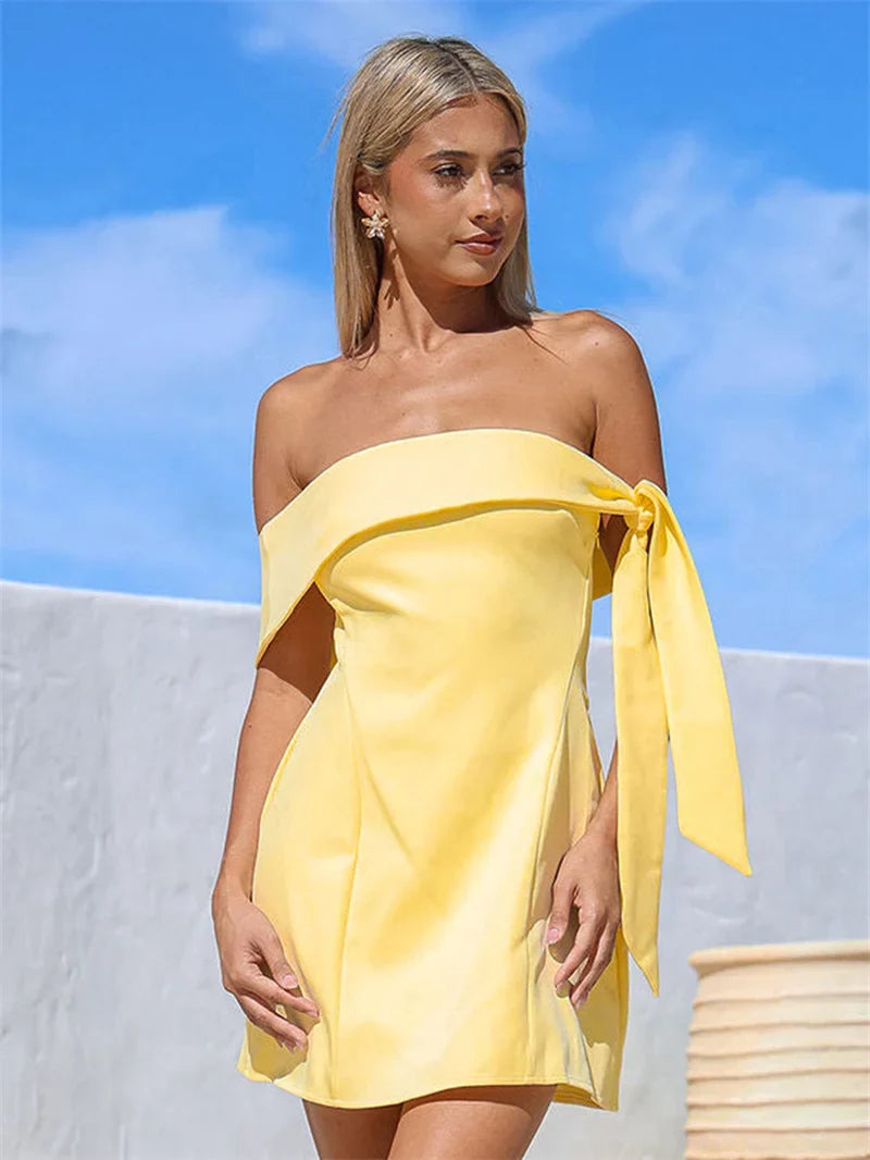 שמלת מיני בגזרת A כתפיים חשופות בעיטור קשירה - שלי