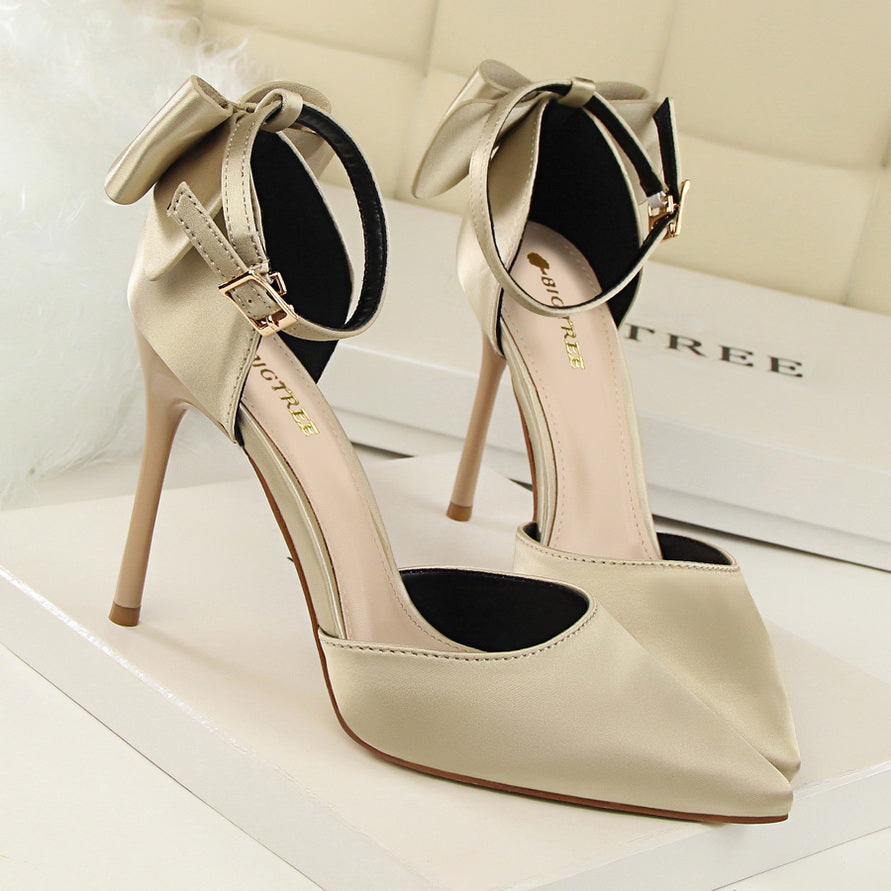 נעלי עקב שפיץ בד משי בעיטור פפיון - BIANCA