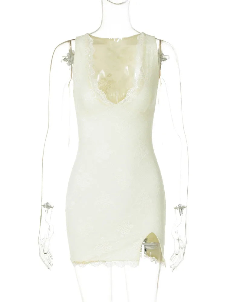 שמלת מיני צמודה בעיטור תחרה איורי רקמת פרחים ושסע קטן - ניל