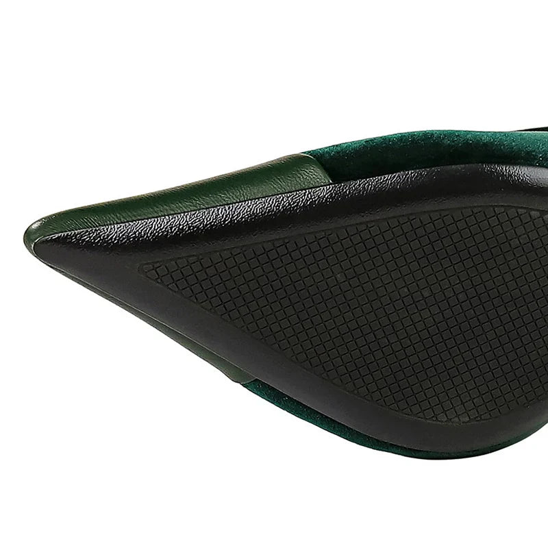 נעלי עקב שפיץ בעיטור אבזם בד קטיפה בשילוב דמוי עור - MABEL