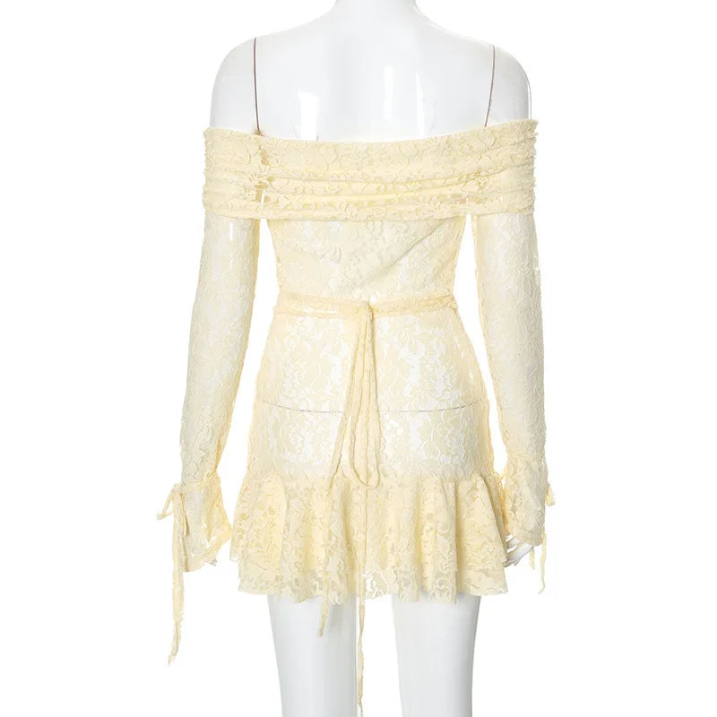 שמלת מיני תחרה כתפיים חשופות בעיטור חוטי קשירה במותן ובידיים - Aviana