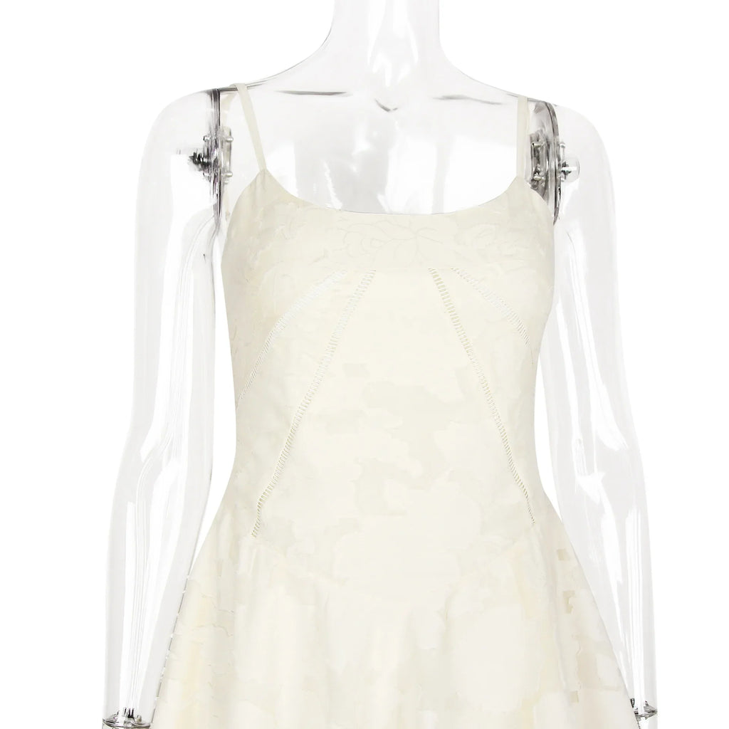 שמלת מיני שיפון בגזרת A בעיטור רקמת איורי פרחים בעיצוב קשירה בגב להצמדה במותן - Allyson