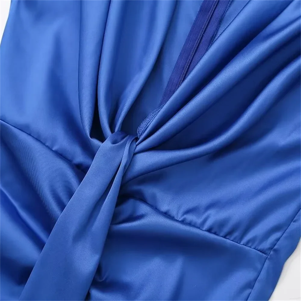 שמלת מידי סאטן בעיצוב כיווצים ומחשוף עמוק - ברי