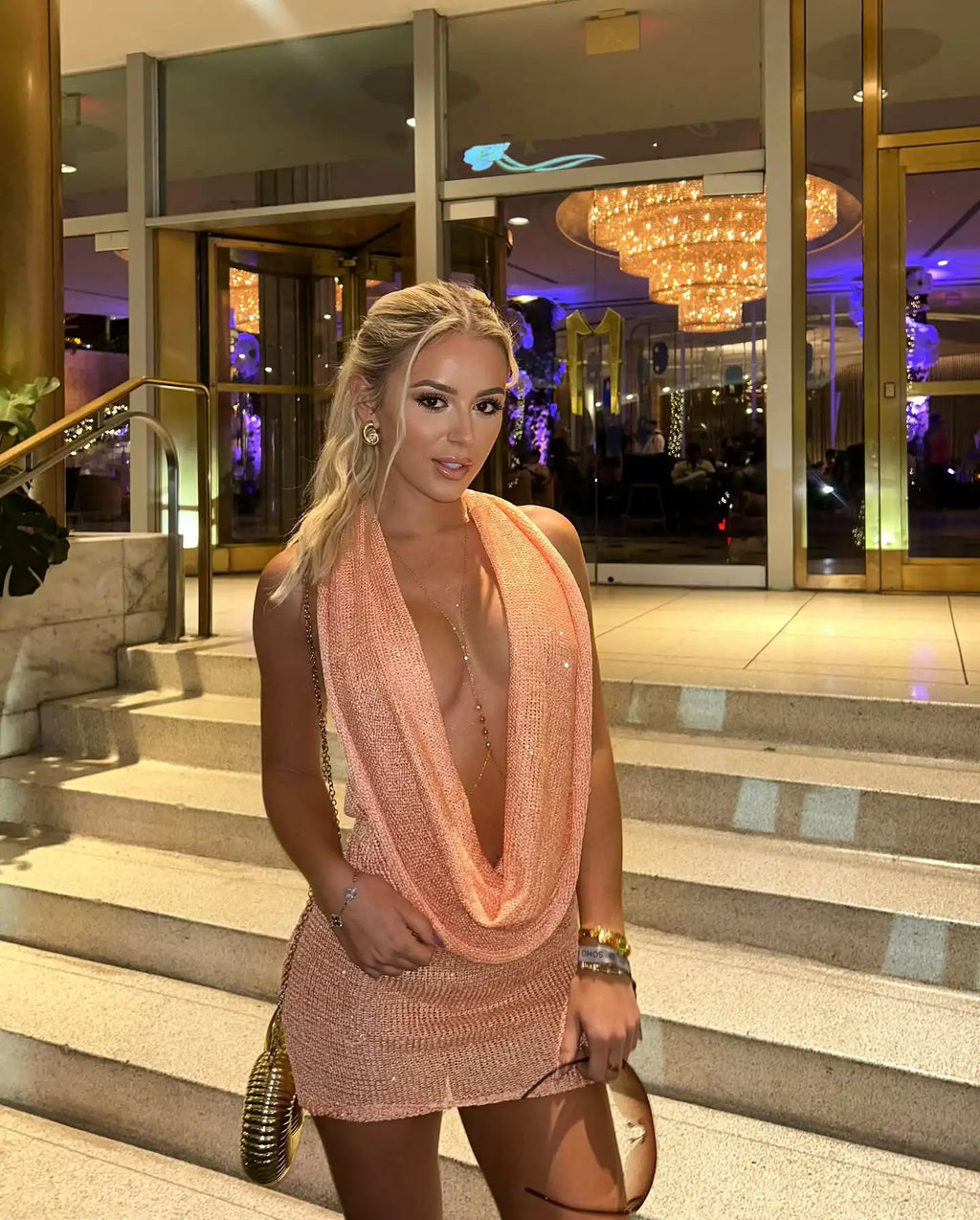 שמלת מיני נצנצים סרוגה בעיצוב צווארון נופל וקשירה בצוואר - גיא