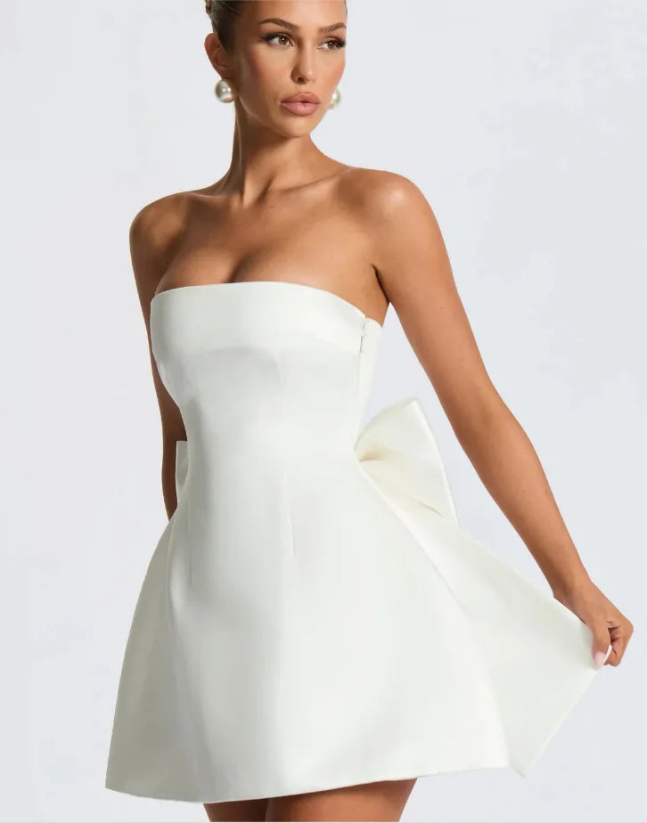 שמלת מיני סאטן בגזרת A בעיטור פפיון קשירה בגב להצמדה במותן - ליליה