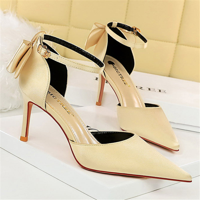 נעלי עקב שפיץ בד משי בעיטור פפיון - BIANCA