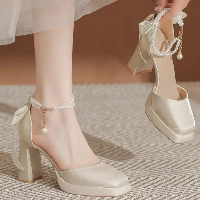 נעלי עקב קטיפה בעיטור פנינים ופפיון - ויטה