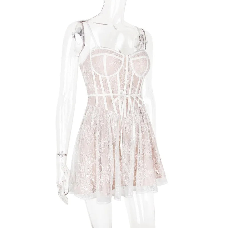 שמלת מיני תחרה בגזרת A בעיצוב מחוך - מילאן