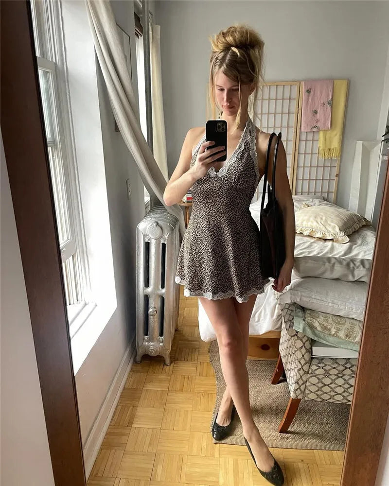 שמלת מיני מנומרת בעיצוב קשירה בצוואר וגב פתוח בעיטור תחרה - נלה