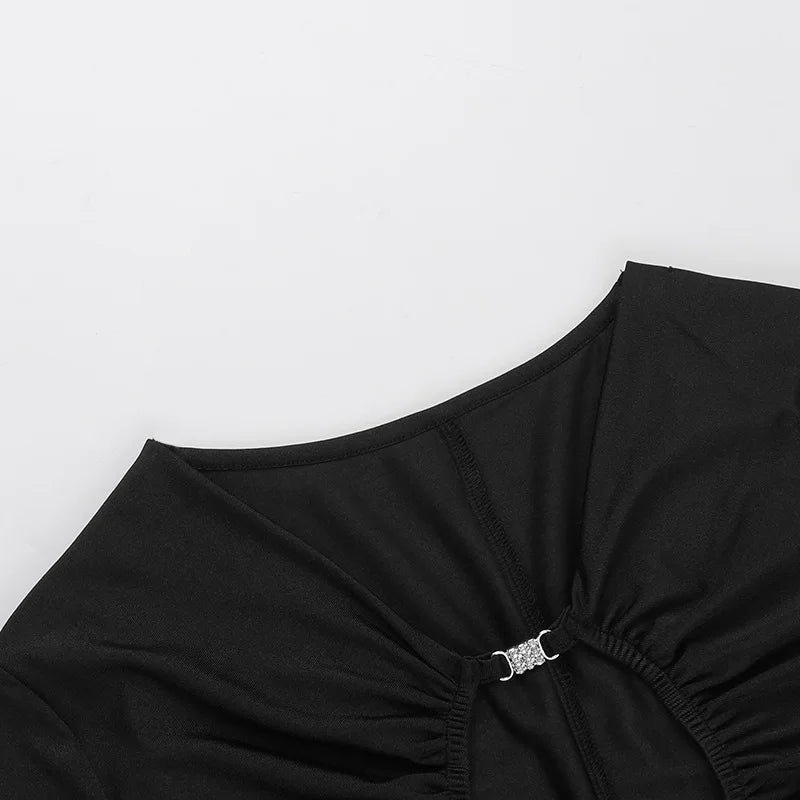 שמלת מיני צמודה בעיצוב פתחים ואבזמי זרקונים - מייס