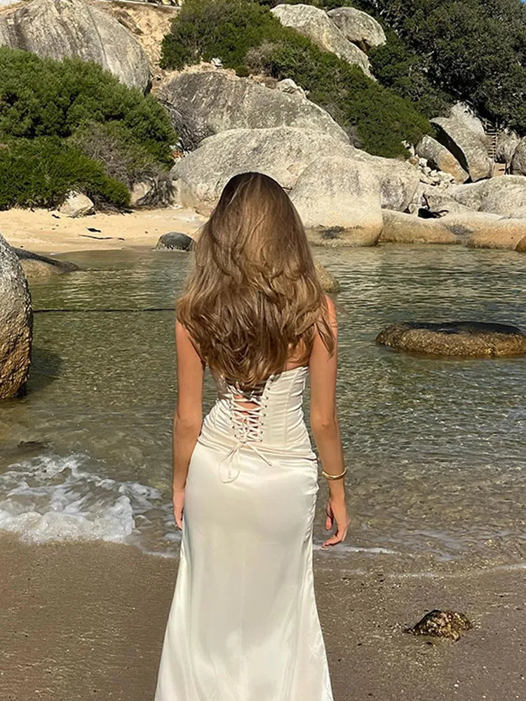 שמלת מקסי סטרפלס סאטן בעיצוב שסע וקשירה בגב להצמדה במותן בעיטור תחרה - מלאכי