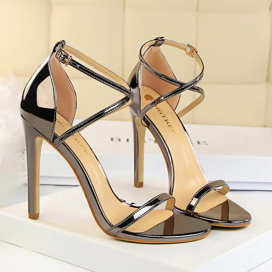 סנדלי עקב מבריקות בעיצוב רצועות קרוס - MAX